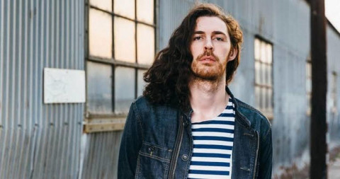 Hozier cantando Toxic era lo que no sabíamos que necesitábamos
