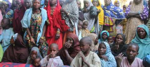 Por violencia en noreste de Nigeria huyen más de 15 mil personas a Níger  