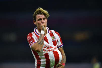 Dos “Chicotazos” y Chivas elimina al América