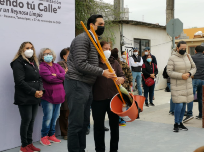 Llama alcalde Carlos Peña Ortiz a ciudadanos a barrer sus calles