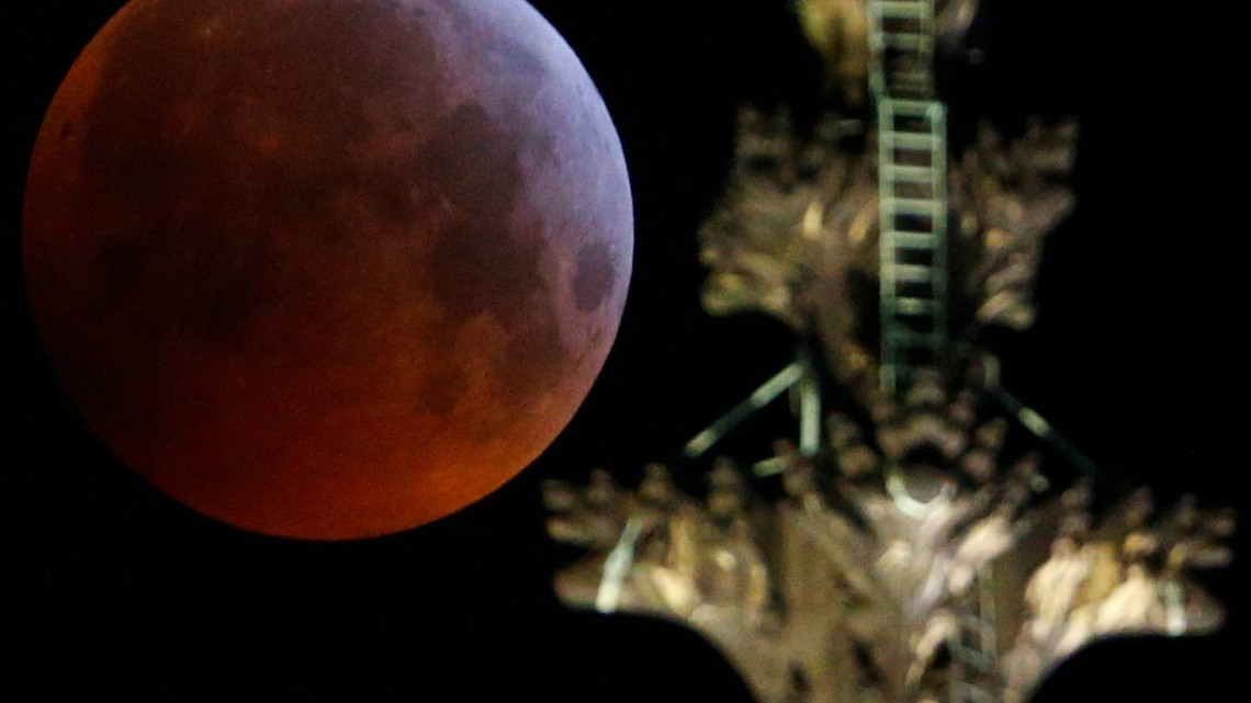 La "Superluna de sangre de lobo" en fotos