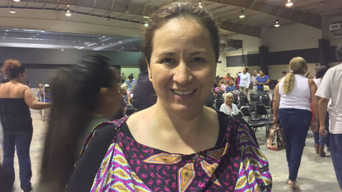 Entregan apoyos y renuevan tarjetas de 65 y Más 