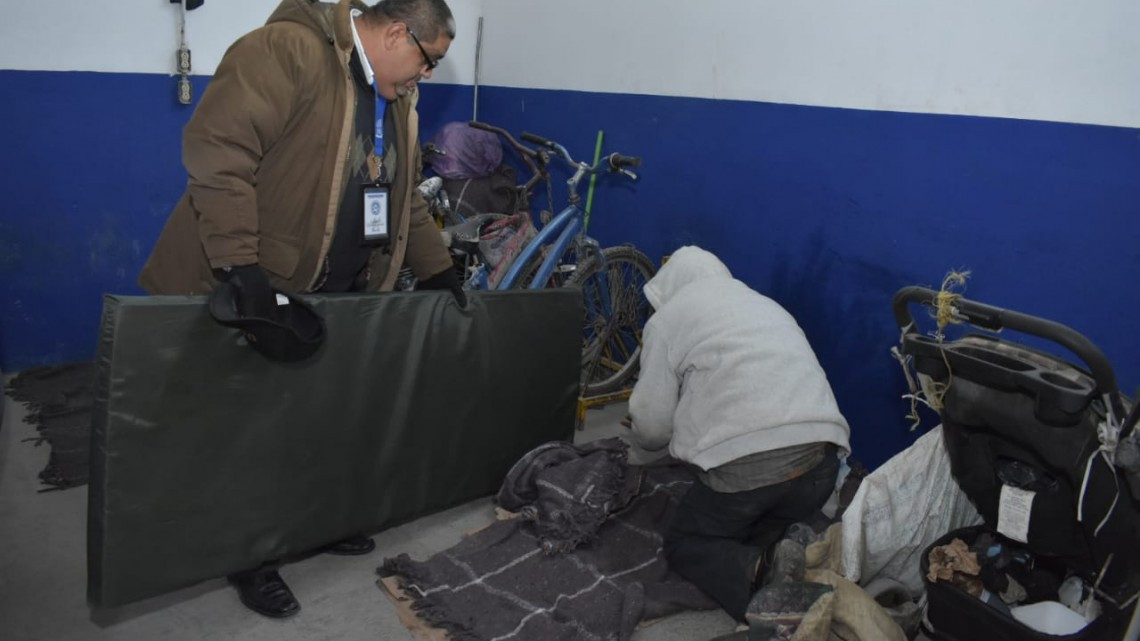 Entrega Protección Civil Colchonetas y Cobertores en la vía pública