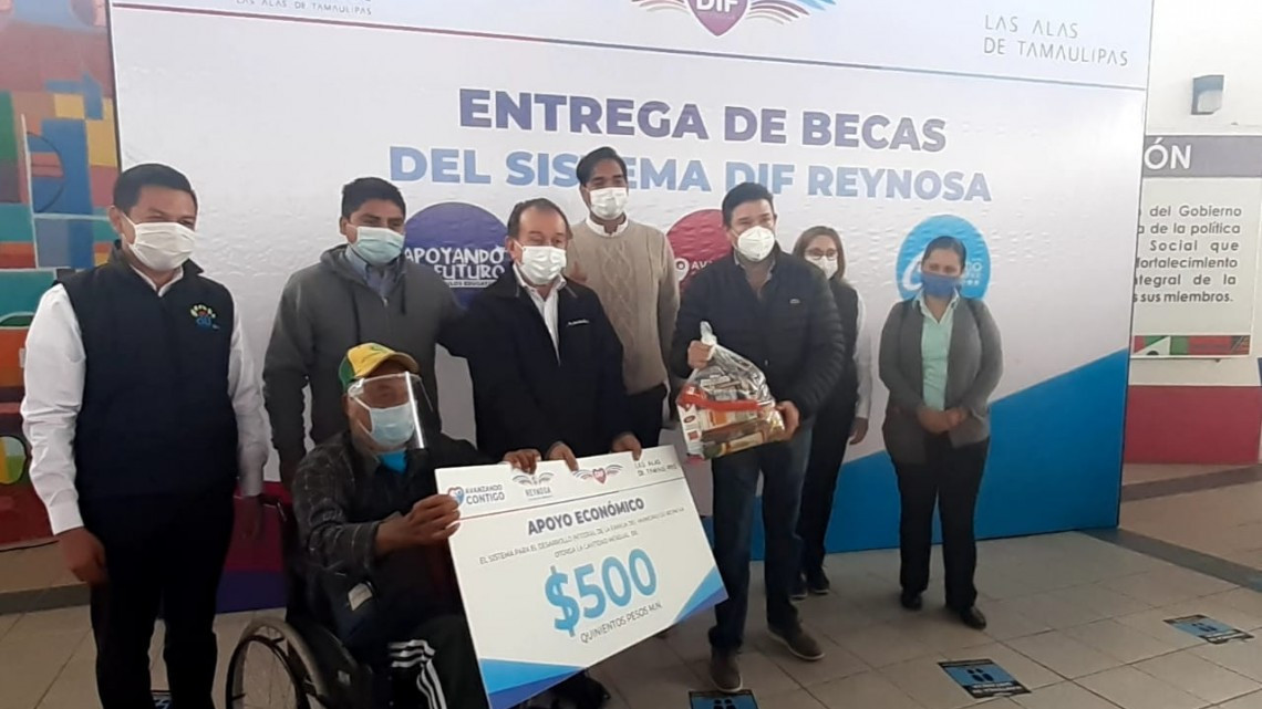 Entrega DIF Reynosa becas del programa Avanzando Contigo 