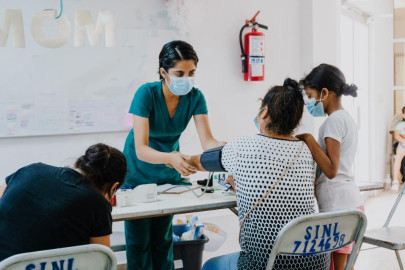 Aprovechan vecinos de la colonia Francisco Villa servicios gratuitos en brigada mixta