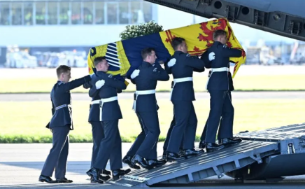 Parte féretro de la Reina Isabel ll desde Escocia hacia Londres