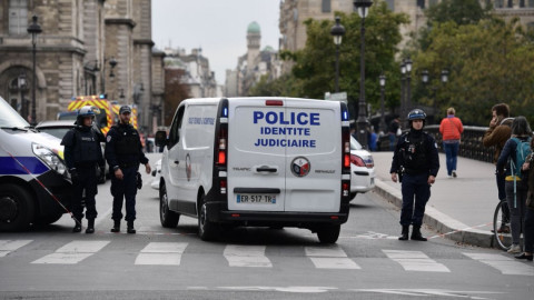 Hombre mata con un cuchillo a cuatro policías en París