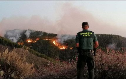 Continúa sin control el incendio forestal en la Gran Canaria, España