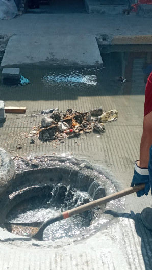 No tirar basura evitará derrames de aguas residuales