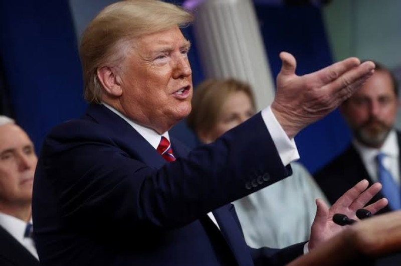 Donald Trump ataca a medio de comunicación por supuesta noticia falsa