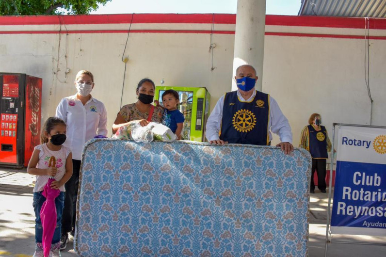 DIF Reynosa, Club Rotario y Jaime García entregaron camas a familias afectadas por Hanna 