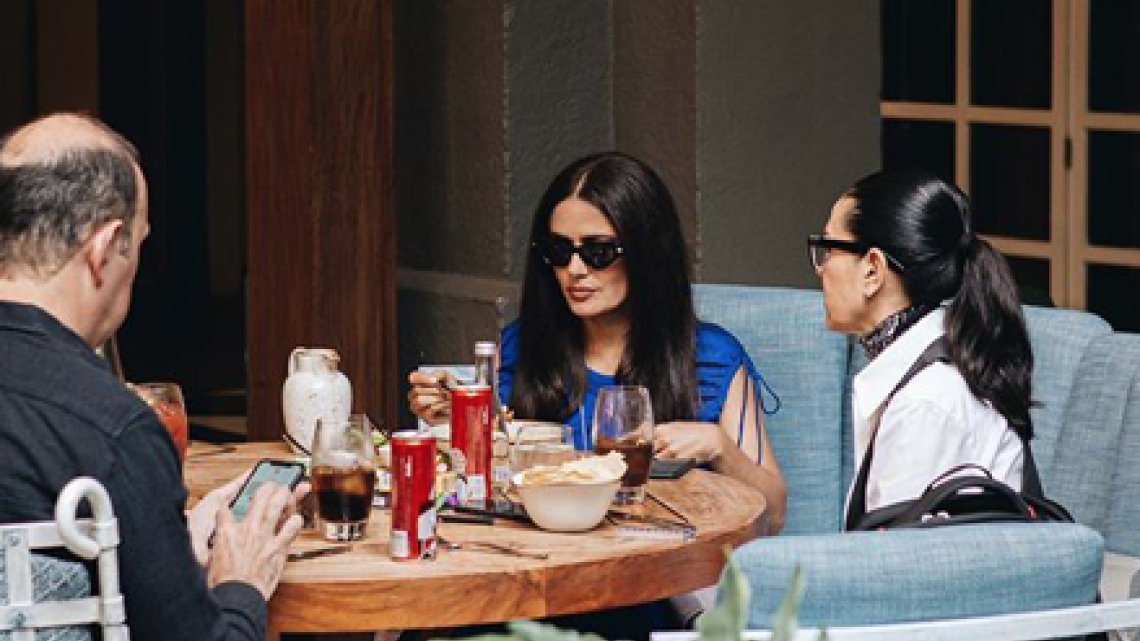 Así disfruta Salma Hayek de su visita a CDMX