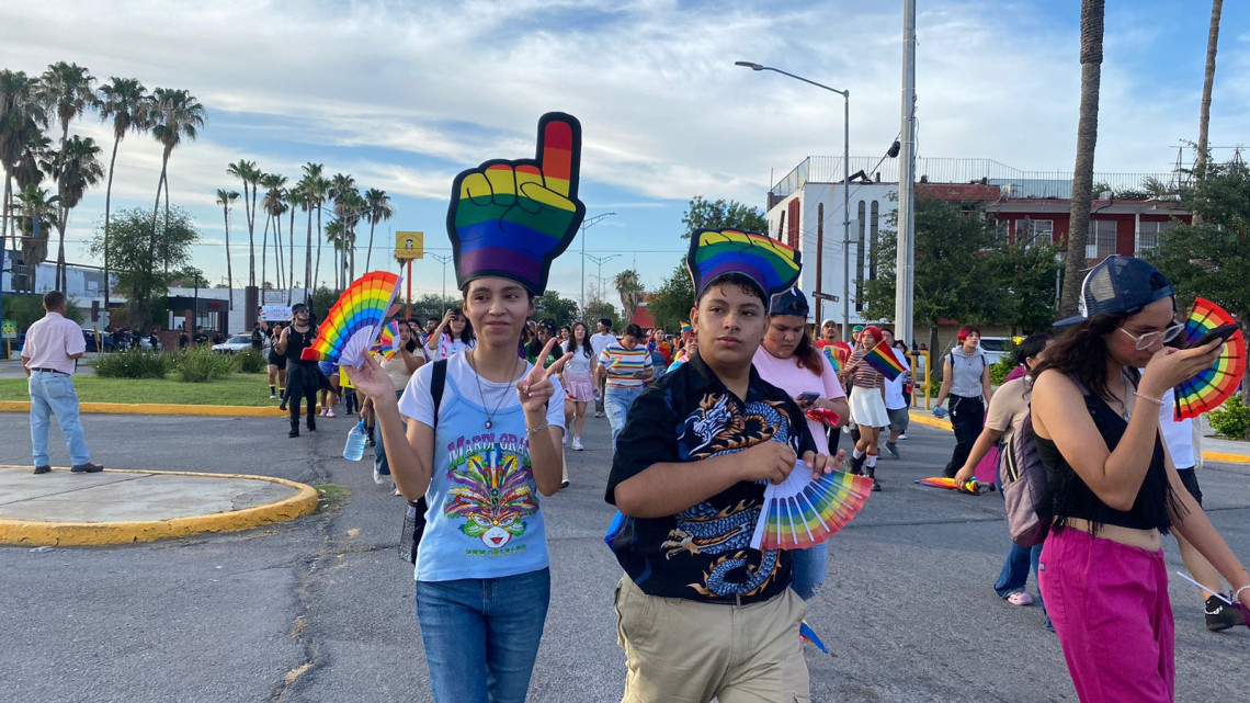 Pintan las calles de arcoíris 