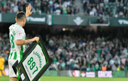 Andrés Guardado recibe emotivo homenaje en su último partido con el Betis