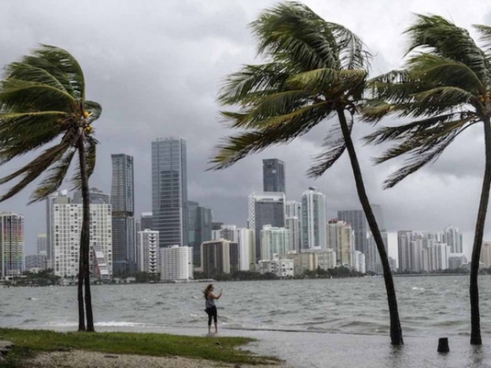"Florence" provoca olas de 25 metros