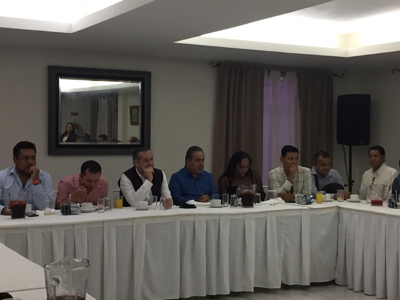 Celebra Adrián Oseguera Kernion a periodistas por su día