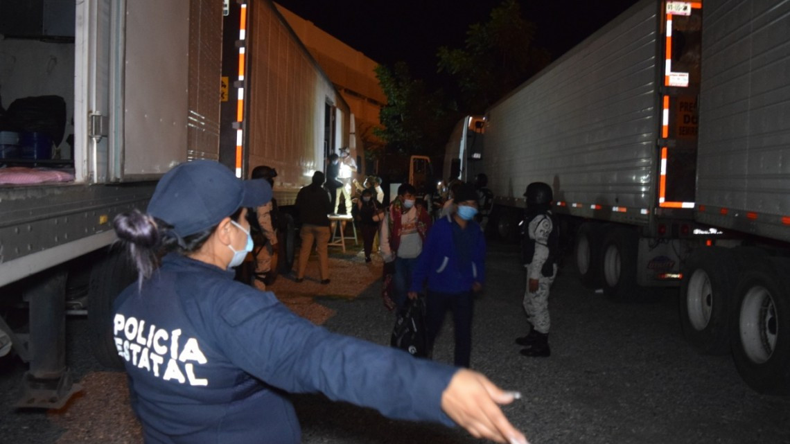 Asegura la Guardia Nacional a 800 migrantes que eran transportados en cajas de 3 tráilers