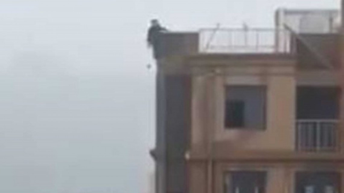 Hombre cae de edificio al intentar tomarse una selfie