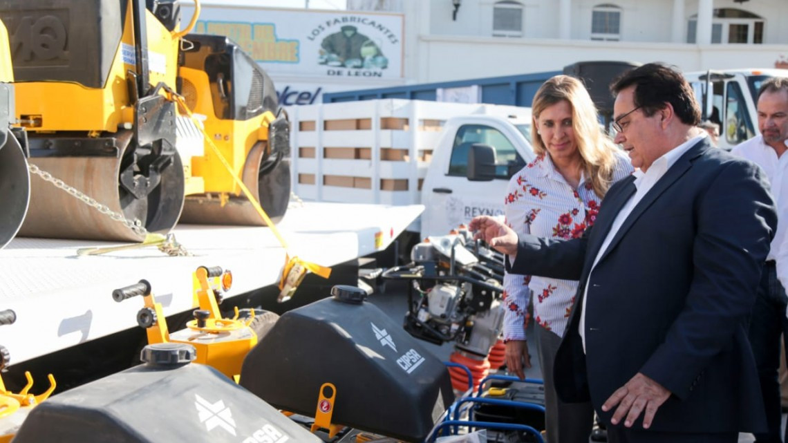 Entrega Alcaldesa equipamiento a dependencias municipales