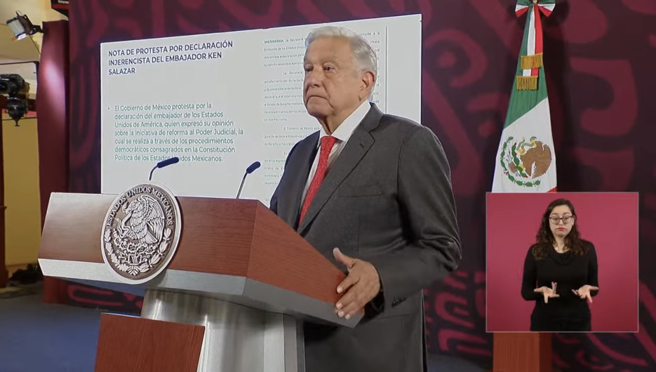 AMLO acusa a Ken Salazar de injerencismo tras declaración sobre reforma Judicial