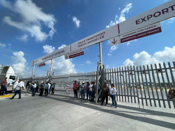 Agricultores bloquean Puente Pharr en demanda de precio justo para el sorgo