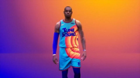 LeBron James presenta el uniforme de "Space Jam 2"