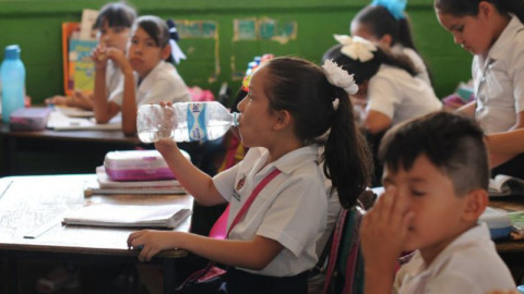 Escuelas suspenden actividades al aire libre ante altas temperaturas