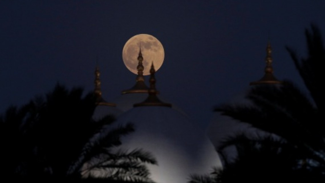 Así se vivió la "luna de sangre" en Asia, África y Europa