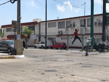 Acrobacia urbana causa expectación entre automovilistas y peatones