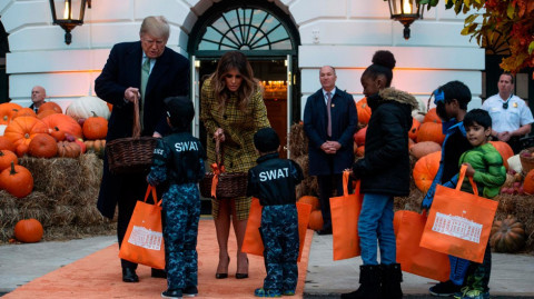 Trump y Melania reparten dulces en la Casa Blanca