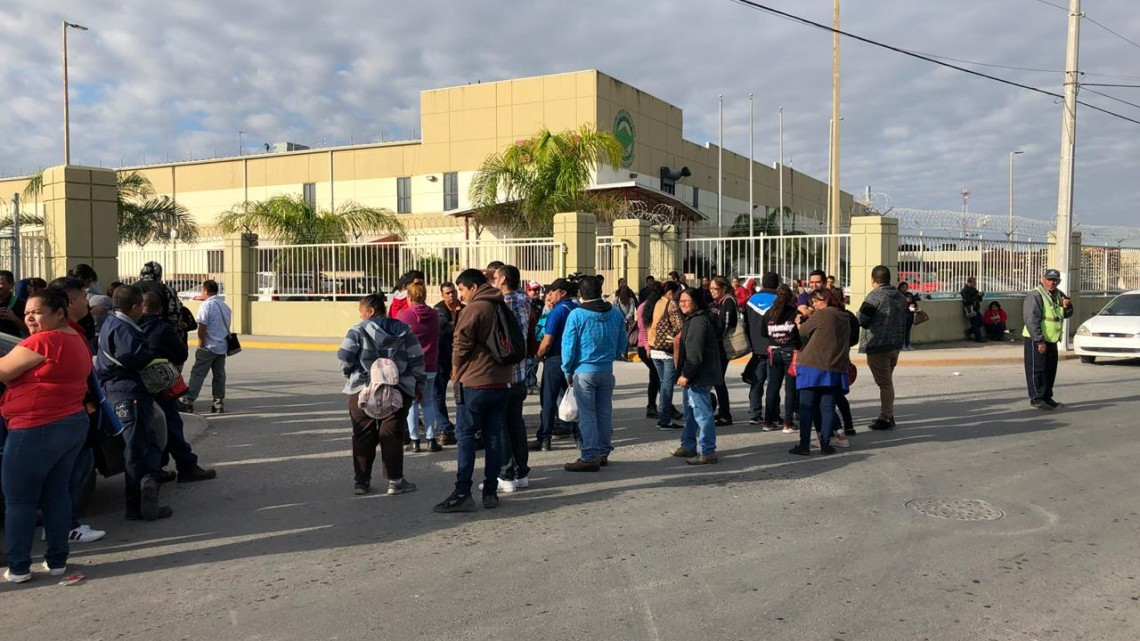 Luchan obreros por aumento salarial y bono anual 