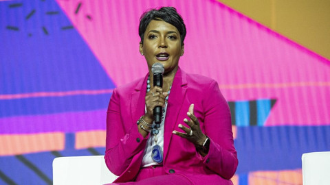 Alcaldesa de Atlanta bajo demanda por desafiar el mandato de uso de mascarillas en vía publica 