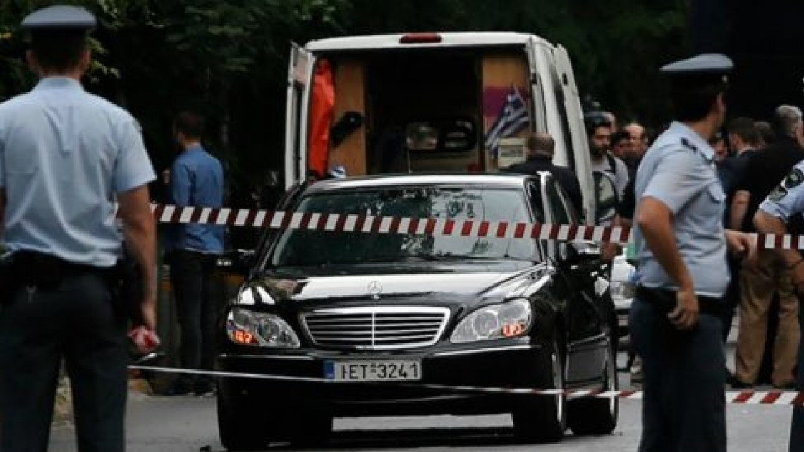 Explota carta bomba en auto de ex primer ministro de Grecia