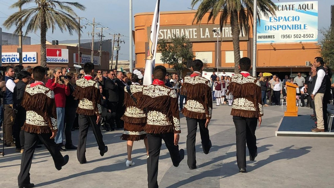 Conmemoran Día de la Bandera en la Plaza Principal