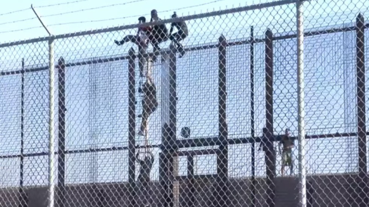 Migrantes intentan ingresar a EU con una escalera hecha con sogas