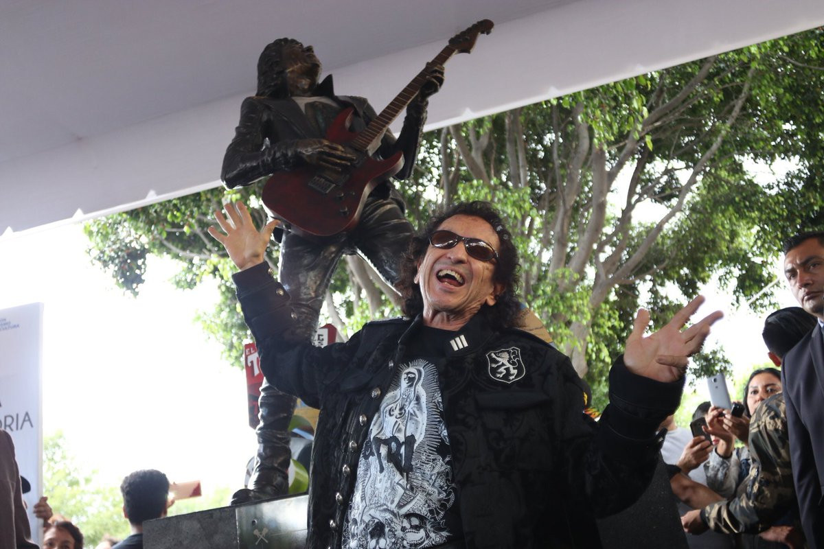 Alex Lora tiene una estatua en Puebla