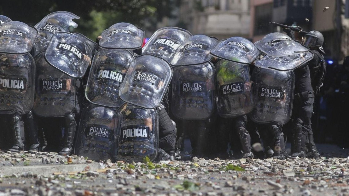 88 policías heridos y 60 detenidos en Argentina