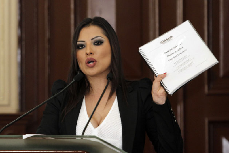 Cesan a Leticia Contreras por darle su apoyo a AMLO