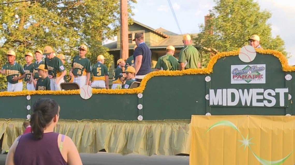 Equipos desfilan previo al arranque de la Serie Mundial LL