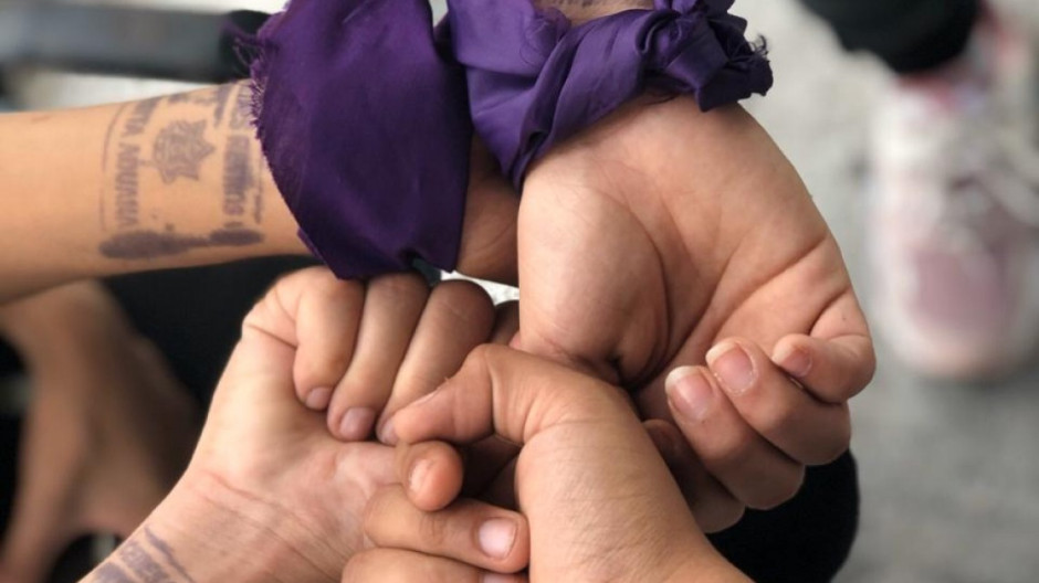 Feministas llevan artículos de higiene a reclusas