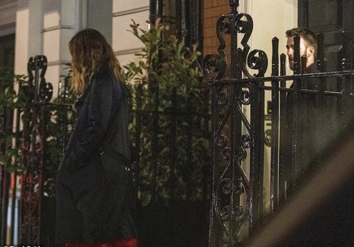 ¿Nuevo romance? Captan a Lily James y Chris Evans juntos en Londres 