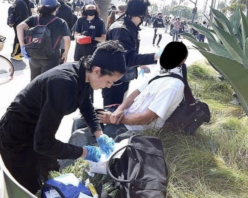 Captan a Halsey y Yungblud curando a heridos en protestas en Los Ángeles 
