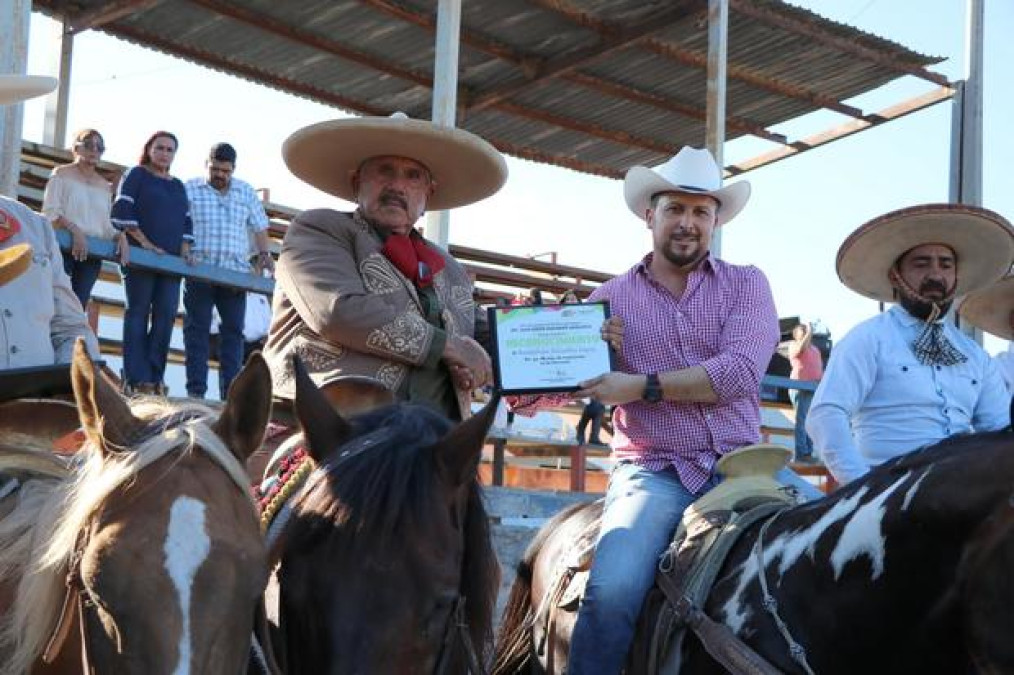 Alcalde entrega reconocimiento al charro González López  