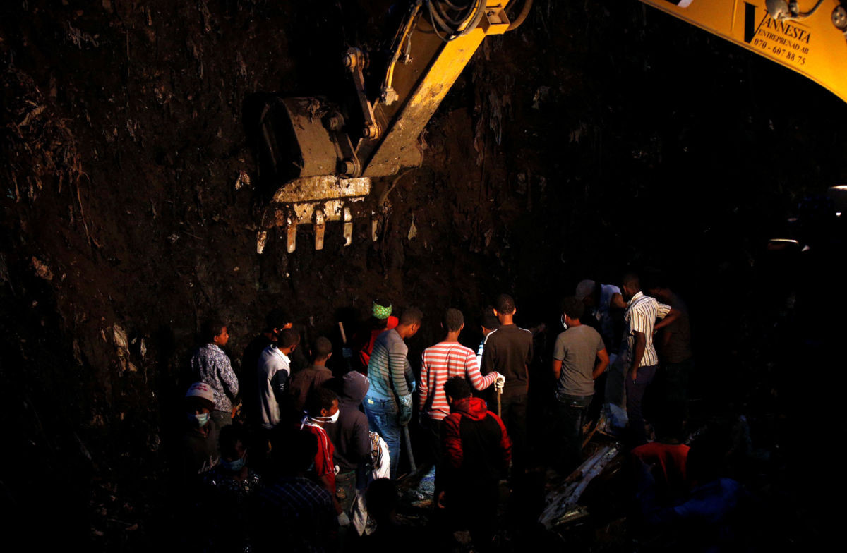 Sube a 65 el número de fallecidos por derrumbe 