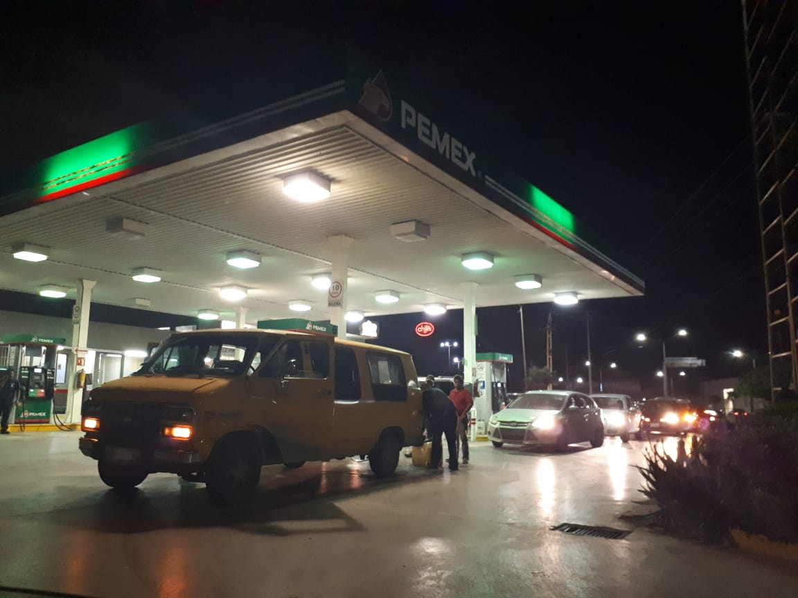 Continúan largas filas en gasolineras de Reynosa