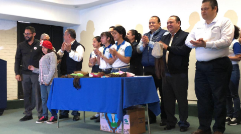 Alumnas del CONALEP donan pelucas a pacientes con cáncer