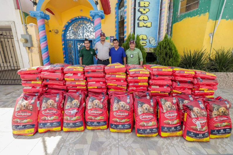 Entregó Carlos Peña Ortíz 200 bultos de croquetas a asociación animalista a nombre del municipio 