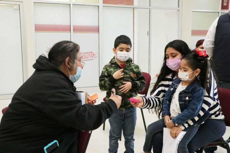 Iniciará proceso de entrega de tarjetas bancarias de becas UNE para rezagados 