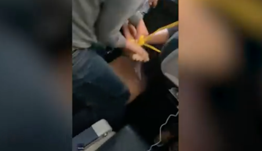 “Pegan” a mujer a su asiento con cinta adhesiva tras intentar abrir avión en pleno vuelo