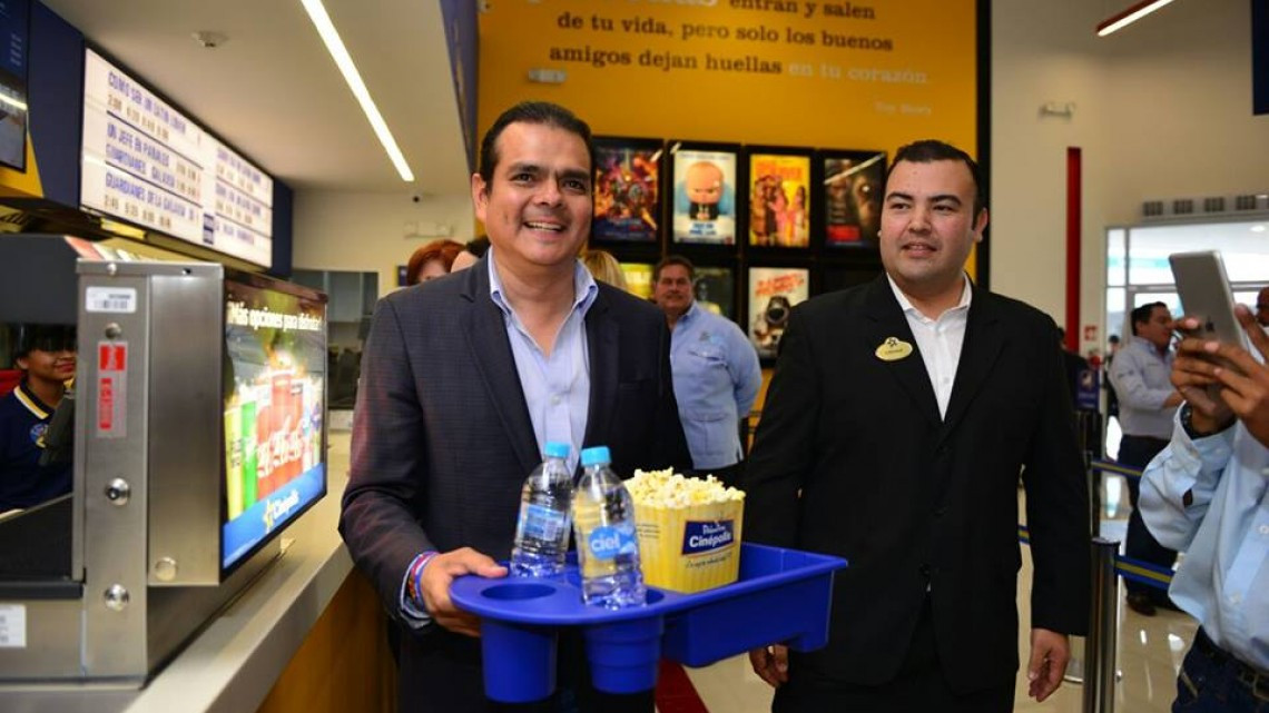 Alcalde de Nuevo Laredo inaugura nuevas salas de Cinepolis